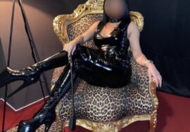 bizarre-domina-in-koeln-–-latex-–-lack-und-leder-frauen-am-rhein